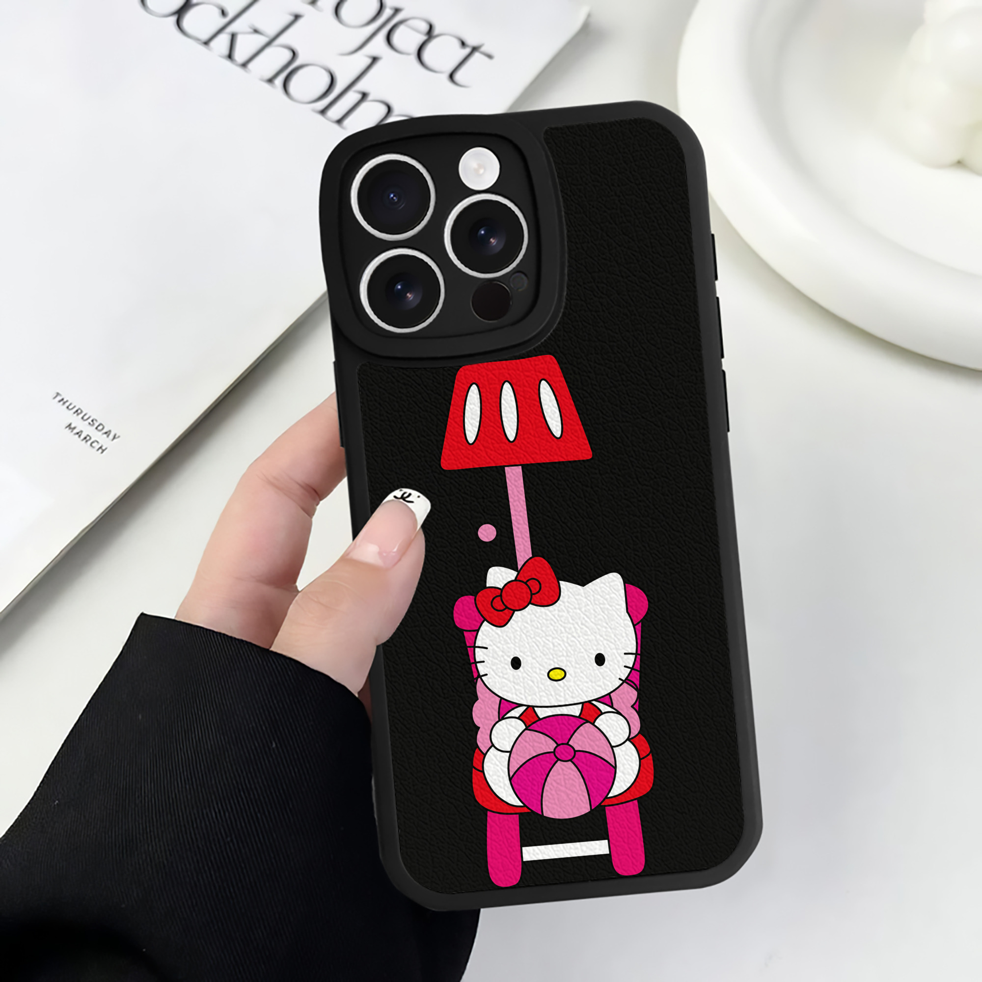 （画像用） Hello Kitty ハローキティ 【iPhone 16シリーズ対応】シリコンスマホケース（レザー調） 材質：シリコン